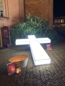 Album afbeelding 2: Foto: J. Lock van het grote verlichte kruis voor de Grote Kerk